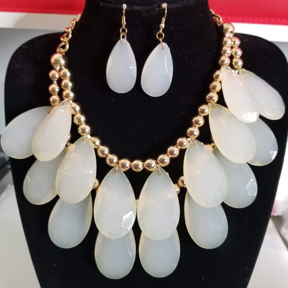 NEW Chunky White & Gold Beaded Chain Layered Acrylic Drop Statement Neck…